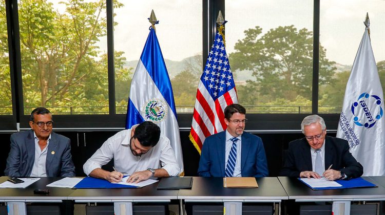 El Memorando de Entendimiento fue suscrito por el presidente del ISDEM, Rogelio Rivas y el Director del Proyecto, Carlos Guerrero, les acompañaron como Testigos de Honor, de izq. a der., Roberto Aquino, vicepresidente del ISDEM y Alcalde Municipal de Sobsonate y Lane Mears, de USAID El Salvador